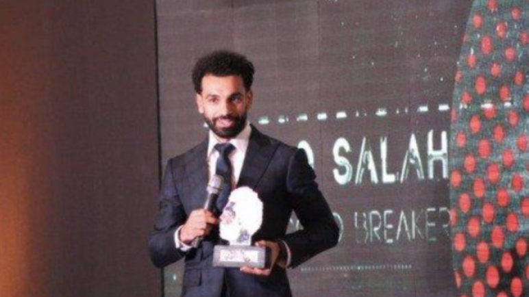 محمد صلاح يثير جدل الانتماء الكروي في حفل تكريمه بمصر